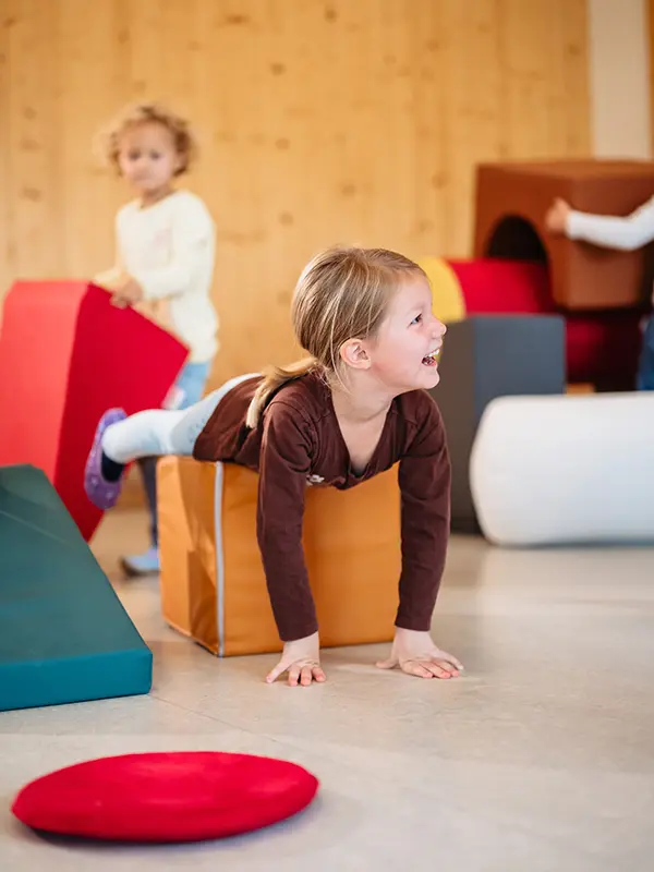 Kindergartenkinder spielen mit robusten und bunten Flexima Produkten – hochwertige, sichere und kindgerechte Ausstattung für den Kita-Alltag.