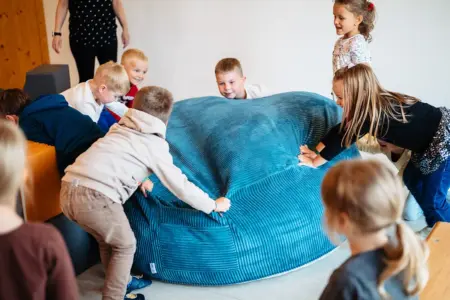 Kindergartenkinder spielen mit robusten und bunten Flexima Produkten – hochwertige, sichere und kindgerechte Ausstattung für den Kita-Alltag.