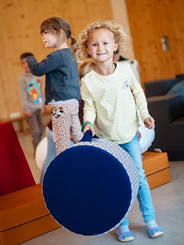 Kindergartenkinder spielen mit robusten und bunten Flexima Produkten – hochwertige, sichere und kindgerechte Ausstattung für den Kita-Alltag.