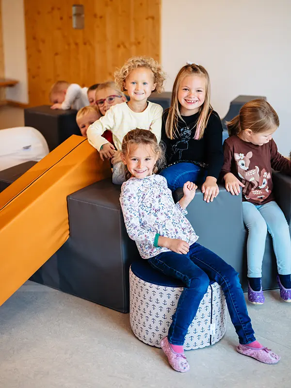 Kindergartenkinder spielen mit robusten und bunten Flexima Produkten – hochwertige, sichere und kindgerechte Ausstattung für den Kita-Alltag.