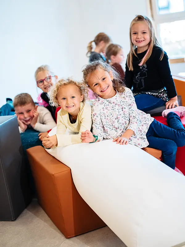 Kindergartenkinder spielen mit robusten und bunten Flexima Produkten – hochwertige, sichere und kindgerechte Ausstattung für den Kita-Alltag.