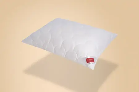 Weißes HEFEL Kissen Serie 101 mit TENCEL™ Lyocell-Stepphülle, Baumwollbezug und weicher Faserfüllung, sorgt für optimales Schlafklima und ist waschbar sowie nachfüllbar.