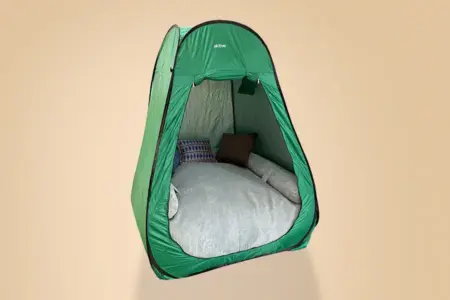 Grünes Rückzugszelt mit weichem Sitzsack – ein ruhiger, reizreduzierter Ort für autistische Kinder zur Entspannung und Overload-Prävention.